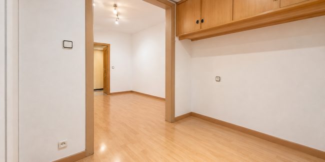 Interior minimalista con suelo de madera