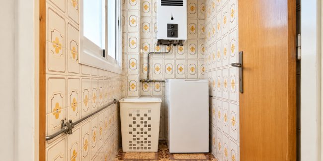 Lavadero retro con caldera y azulejos (1)