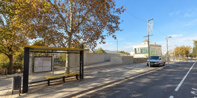 Parada de autobús otoñal en Santa Coloma