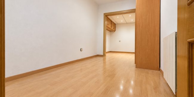 Pasillo Minimalista Vacío con Luz Cálida