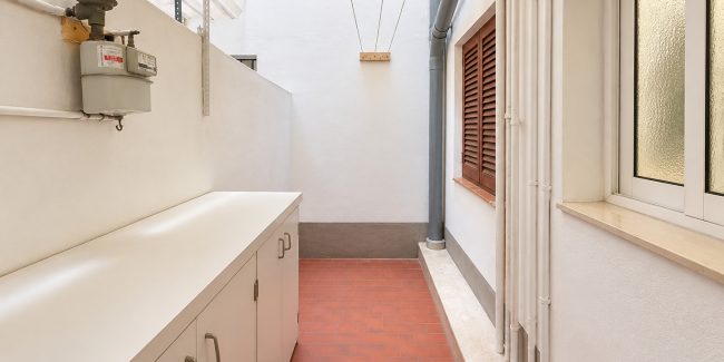 Pasillo de servicio renovado y luminoso
