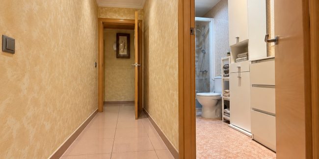 Pasillo luminoso con baño moderno