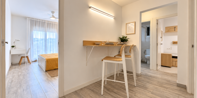 Pasillo minimalista con barra nórdica