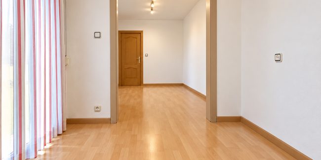 Pasillo minimalista con luz cálida (1)
