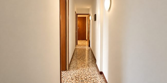 Pasillo minimalista con luz cálida
