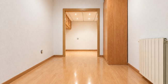 Pasillo minimalista con luz cálida್ರೆ