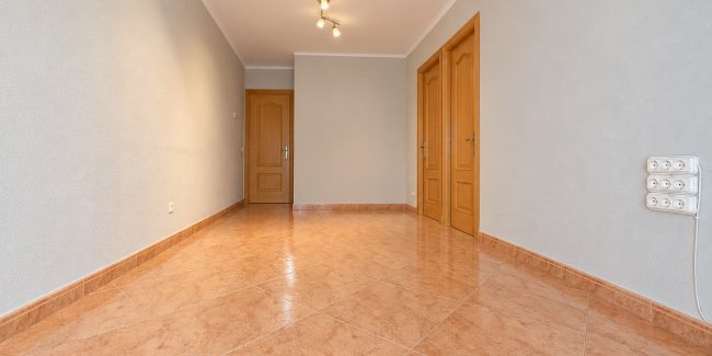Pasillo minimalista con puertas de madera (1)