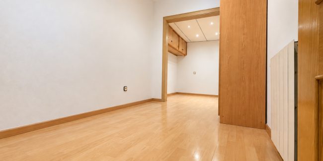 Pasillo minimalista con suelo de madera