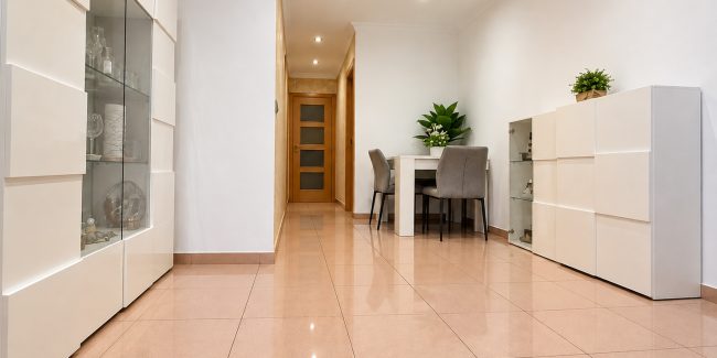 Pasillo moderno con comedor y luz cálida