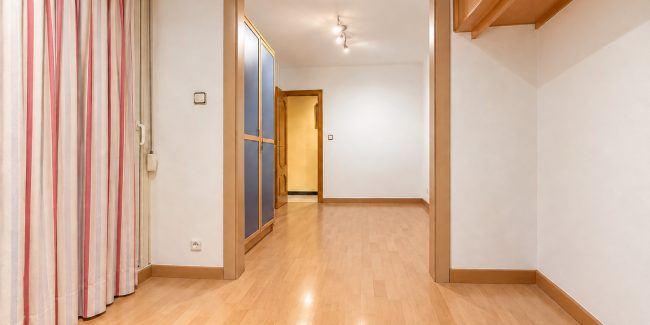 Pasillo moderno de madera y luz cálida