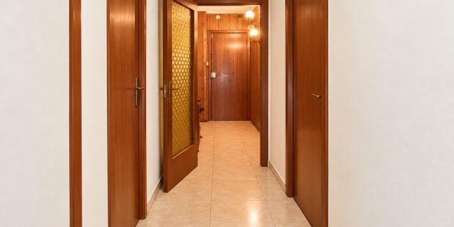 Pasillo retro iluminado con puertas de madera