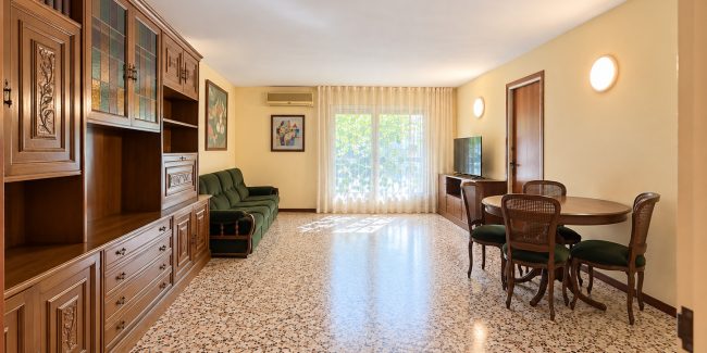Salón comedor luminoso con muebles de madera