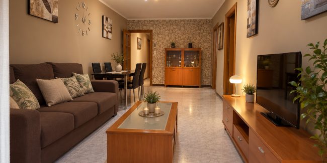 Salón comedor moderno y acogedor