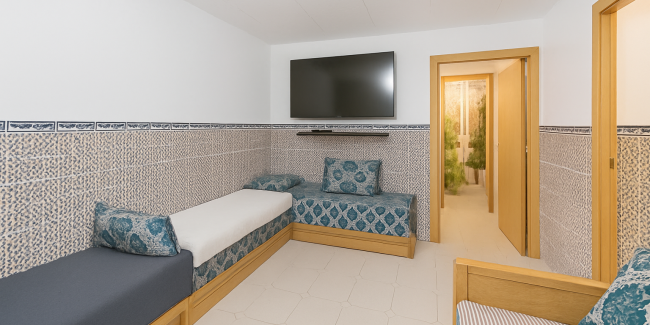 Salón con azulejos estilo marroquí