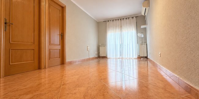 Salón luminoso con puertas cerradas