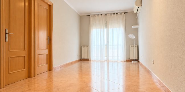 Salón minimalista con luz cálida (1)