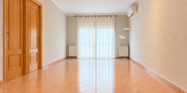 Salón minimalista con luz cálida