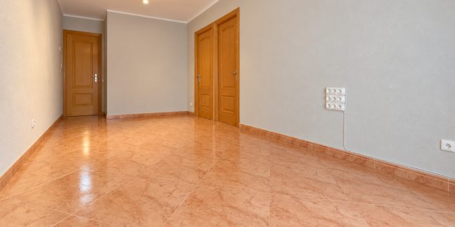 Salón minimalista con puertas de madera