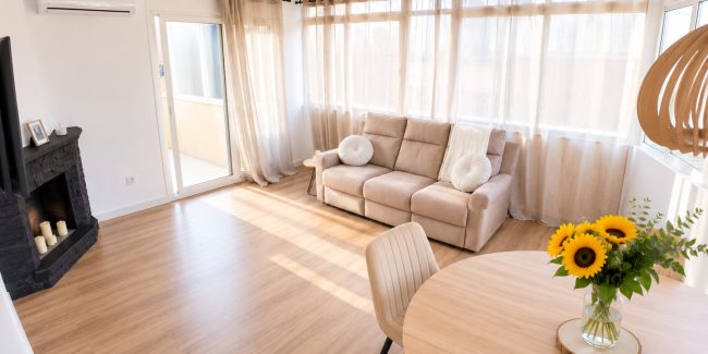 Salón moderno bañado por el sol