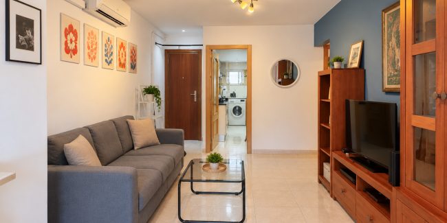 Salón moderno con muebles de madera y plantas (1)
