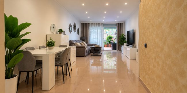 Salón moderno con terraza luminosa