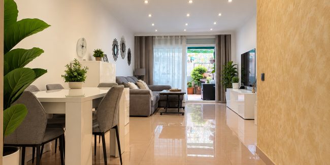 Salón moderno con terraza verde