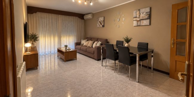Salón moderno y acogedor desde la entrada