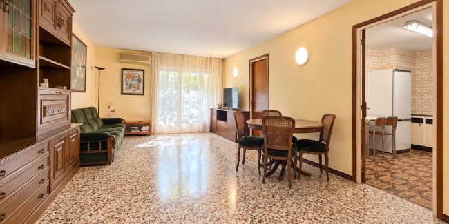 Salón retro con comedor y cocina abierta