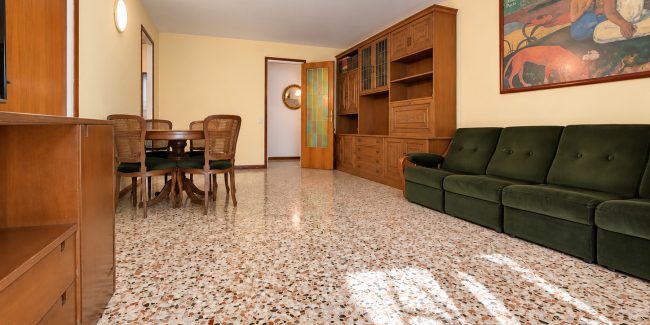 Salón retro con suelo de terrazo