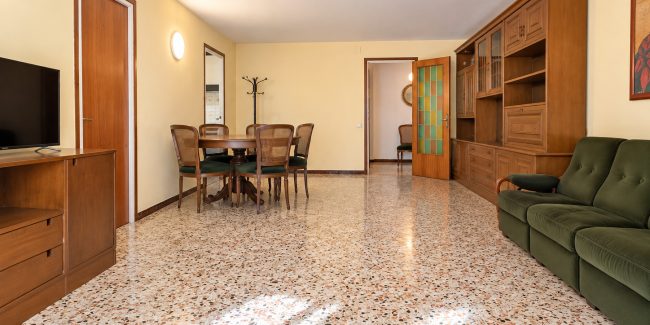 Salón retro luminoso y ordenado