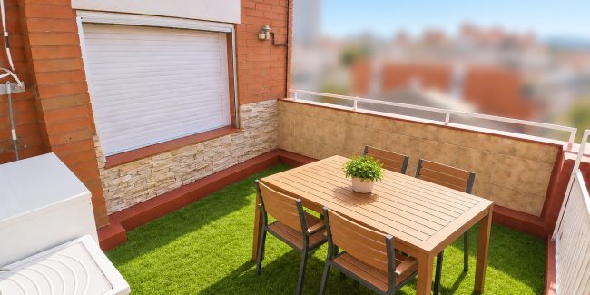 Terraza urbana luminosa con mesa y planta