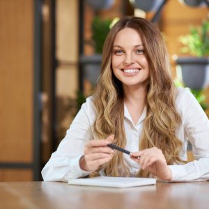 bella-mujer-dando-entrevista-o-comunicandose-cafe